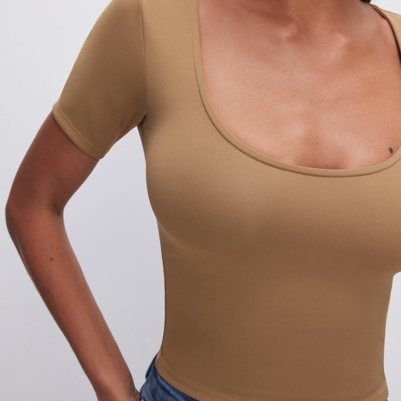 Good American: Scoop Neck Crop Scuba Knit T-shirt - Picture 4 of 11